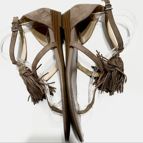 LIZ CLAIBORNE WEDGE THONG SANDALS NUDE COLOR WITH TUSSLE DETAIL - Picture 11 of 16